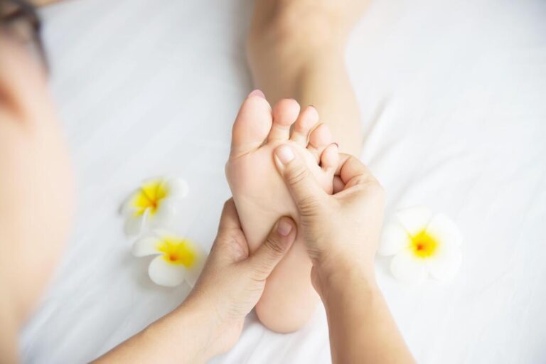 El secreto de la reflexología: El punto exacto en tu pie que conecta con tu bienestar.