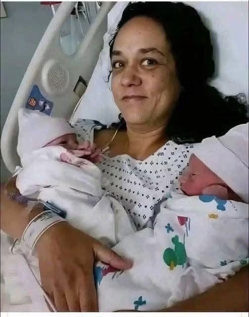 Mujer de 58 años dio a luz a gemelos y la historia detrás sorprendió a miles