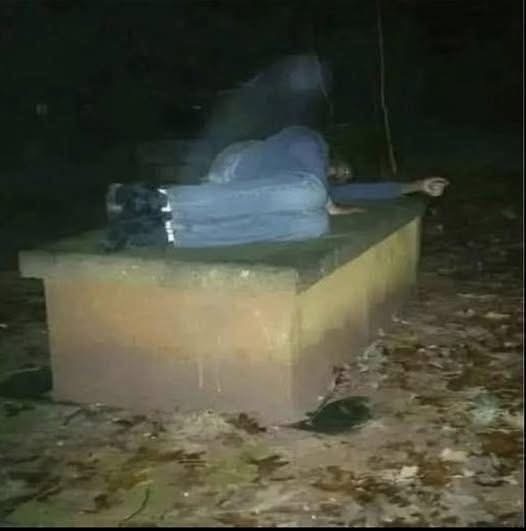 Durmió cada día sobre la tumba de su madre”: qué se sabe realmente sobre la conmovedora fotografía viral