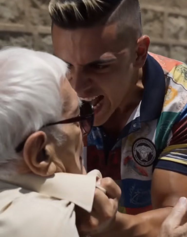 Si No Ves, No Salgas de Tu Casa!”: Humilló a un Anciano Ciego y el Rugido de un Auto Lo Dejó Paralizado