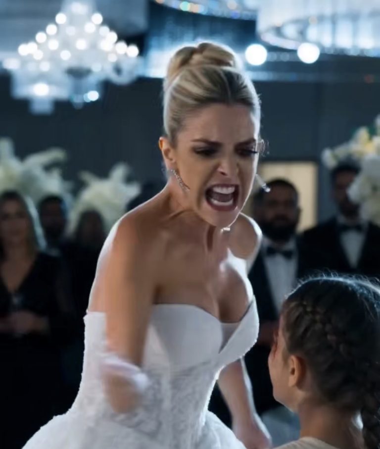 Una boda elegante se convierte en un momento inesperado cuando la novia intenta quitarle un antiguo vestido a una niña.