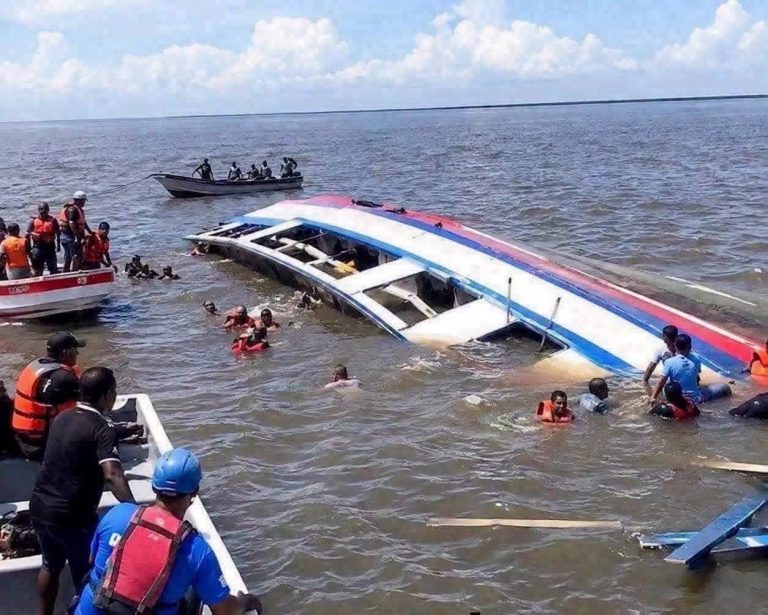 Ferry con más de 100 personas volcó frente a Guyana y desató una gran operación de rescate