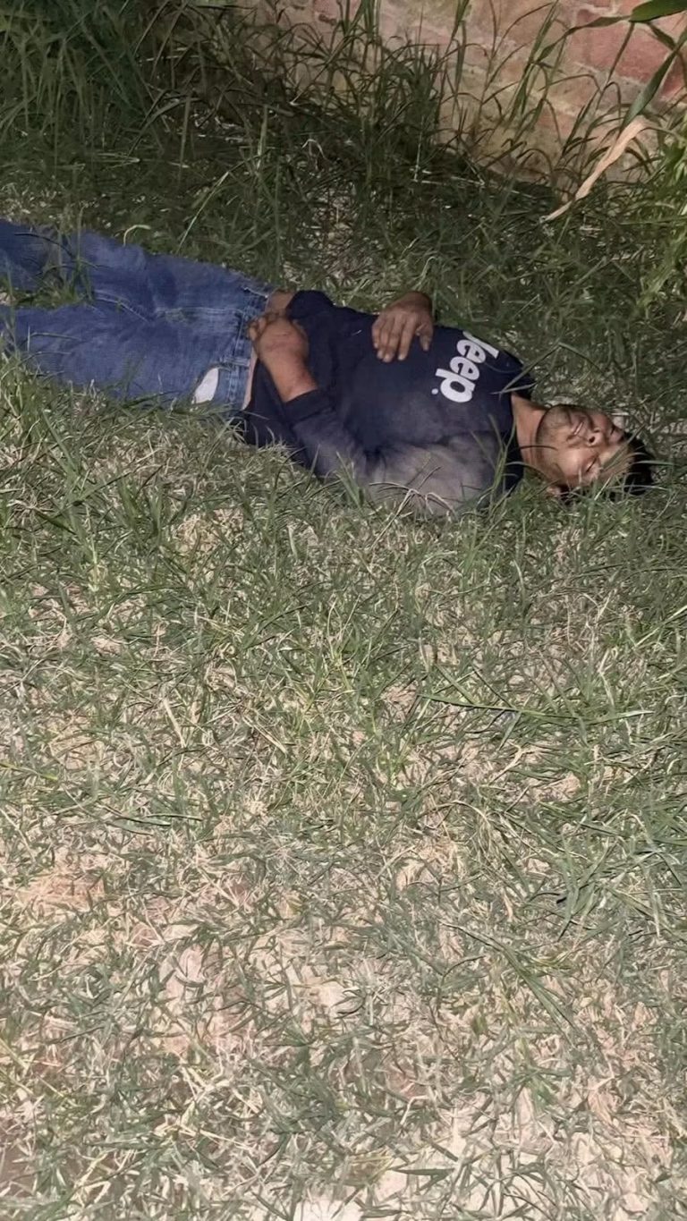Hombre es localizado detrás de una escuela y solicitan ayuda para identificarlo