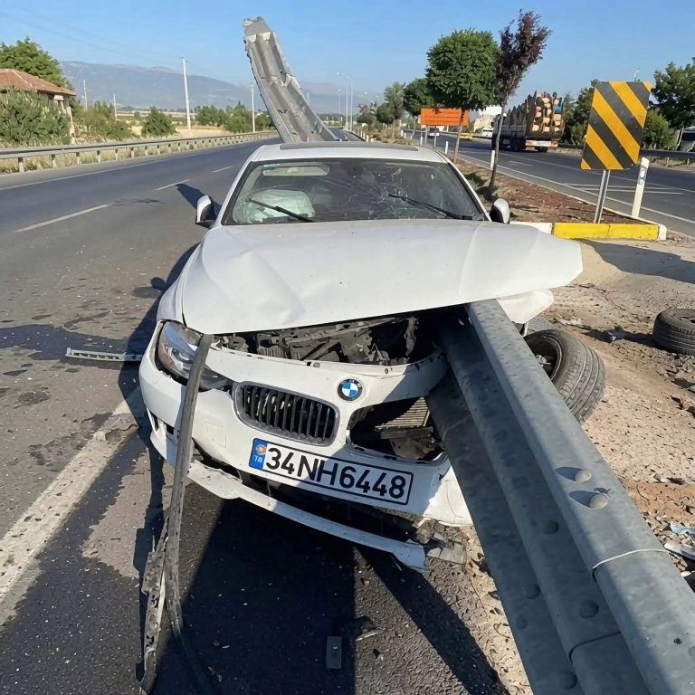 La fotografía del automóvil atravesado por una barrera corresponde a un accidente ocurrido en Turquía