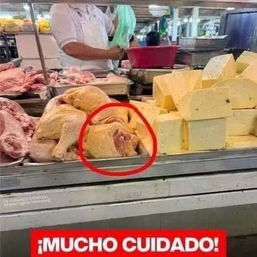 UNA MUJER OBSERVÓ UNA EXTRAÑA MASA EN EL POLLO QUE LE VENDIERON… Y LA IMAGEN ENCENDIÓ LAS ALERTAS ENTRE LOS CONSUMIDORES