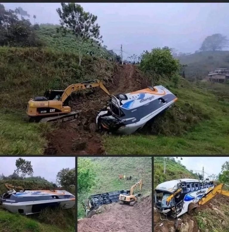 Autobús terminó volcado junto a una carretera rural y una excavadora fue utilizada durante el operativo