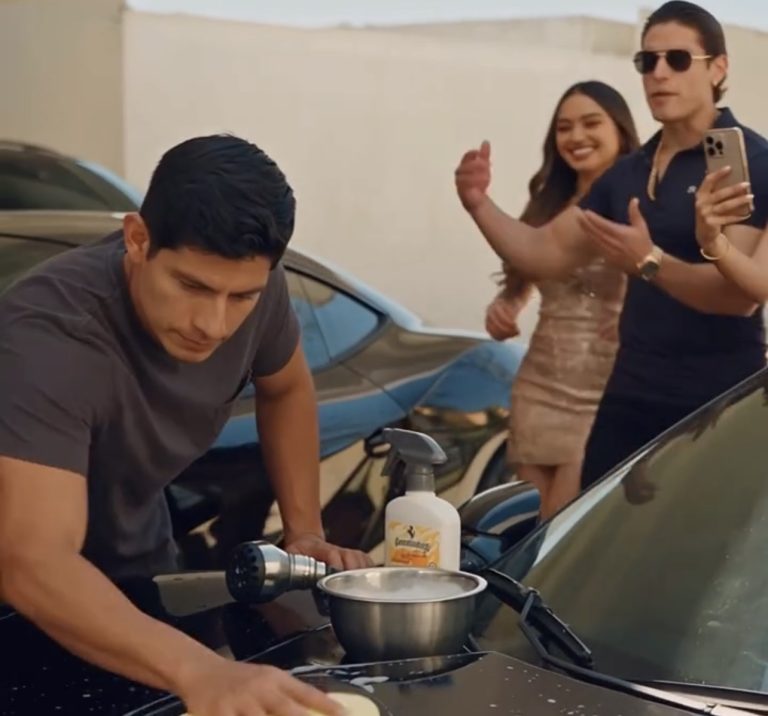 Lo llamó “pobre” mientras lavaba el Ferrari…
